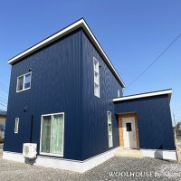 青いガルバリウムが美しいデザイン住宅